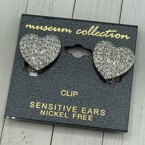 NWT Museum Collection Silvertone/Crystal Heart Clip Earrings - Picture 1 of 6